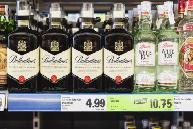 Valencia İspanya. 24 Ağustos 2018: İspanyol bir süpermarkette alkollü içkiler şişe.