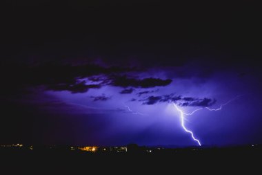 Işınları ışık ve bulutlar ile bir gece fırtınada.