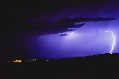 Işınları ışık ve bulutlar ile bir gece fırtınada.