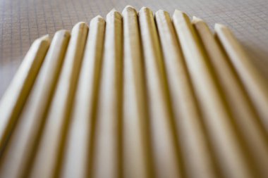 Grup grafik kağıt üzerinde düzenlenmiş kalemler.