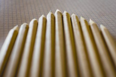 Grup grafik kağıt üzerinde düzenlenmiş kalemler.