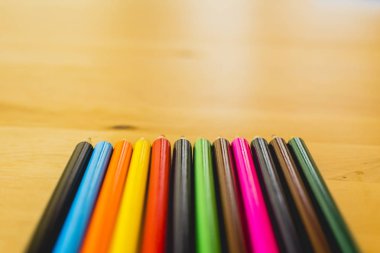 Renkli kalemler okulda boyamak için sipariş.