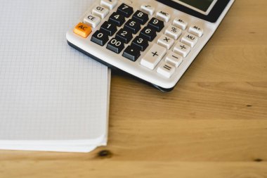 Hesap makinesi ve yastık iş harcamaları hesaplamak için