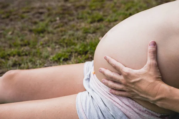 Pancia Donna Incinta Sdraiata Sul Pavimento — Foto Stock