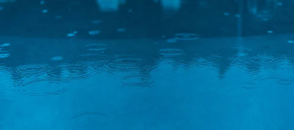 Gotas Lluvia Cayendo Sobre Agua Una Piscina — Foto de Stock