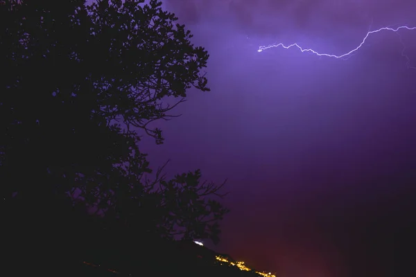Işınları Işık Bulutlar Ile Bir Gece Fırtınada — Stok fotoğraf
