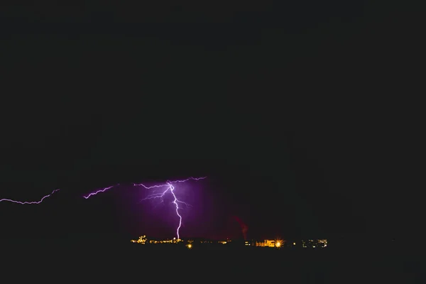 Raggi Una Tempesta Notturna Con Luce Nuvole — Foto Stock