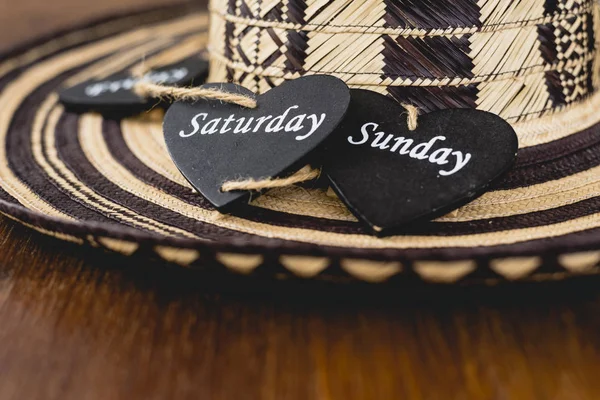 Corazón Madera Negra Con Nombre Días Fin Semana Sobre Sombrero — Foto de Stock