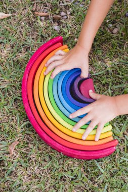 Waldorf ahşap gökkuşağı çocuk elleriyle.