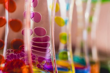 Su ve yağ renkleri damlaları ile oyuncak.