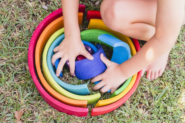 Las Manos Los Niños Con Arco Iris Madera Waldorf —  Fotos de Stock