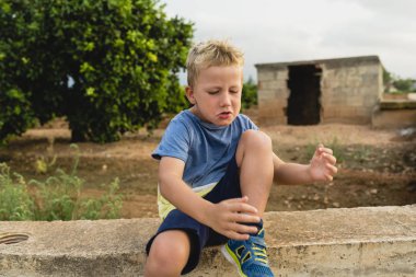 Sarışın çocuk komik yapma açık havada yüzler