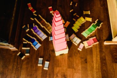 Çocuklar bir Montessori sınıfta pembe kule ile oyun