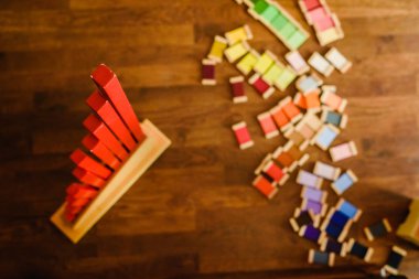 Montessori tarzı okul renkleri ve matematik için malzeme.