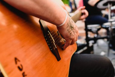 Valencia, İspanya - 6 Ağustos 2018: bir parça bir konser sırasında performans gitarist.