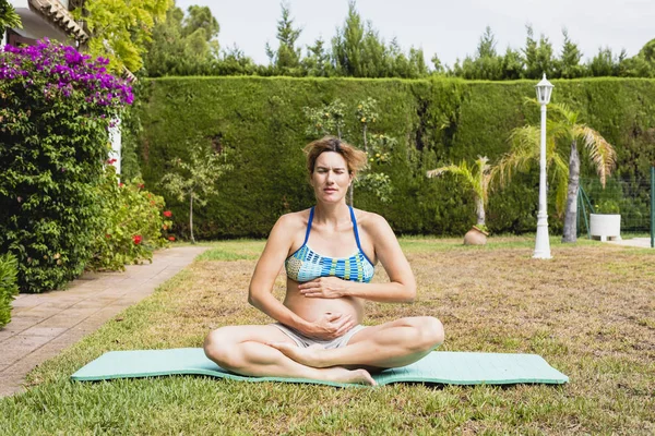 Hamile Kadın Rahatlatıcı Açık Havada Yoga Yaparken — Stok fotoğraf