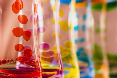 Su ve yağ renkleri damlaları ile oyuncak.