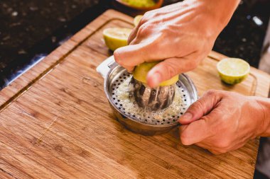 El sıkma limon suyu.