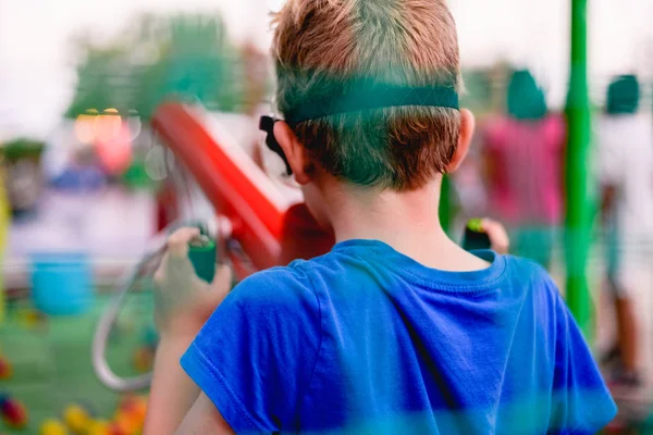 Kind Spielt Auf Einem Sommerfest Mit Einer Kanone Aus Farbigen — Stockfoto