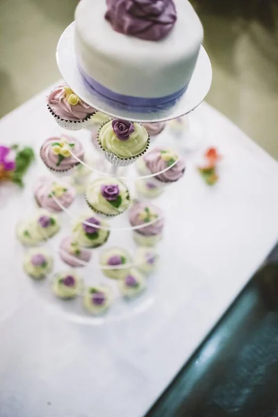 デザートやイベントで非常に甘いカップケーキでのウェディング ケーキ — ストック写真
