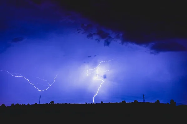 Raios Uma Tempestade Noturna Com Luz Nuvens — Fotografia de Stock