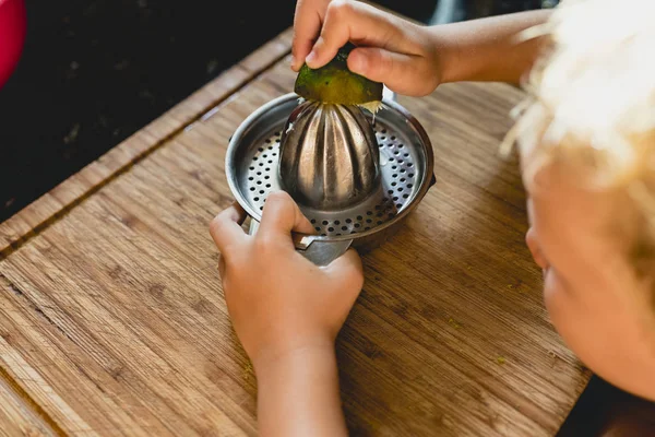 Niño Exprimiendo Jugo Limón — Foto de Stock