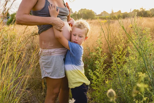 Child Embraced His Pregnant Mother Sunset — Stock Photo, Image