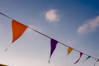 mavi gökyüzü bir Doğum günü dekorasyon için ideal karşı rüzgarda sallayarak renkli çelenk.