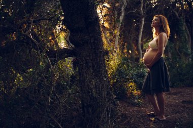 Hamile ormanda güneş banyosu