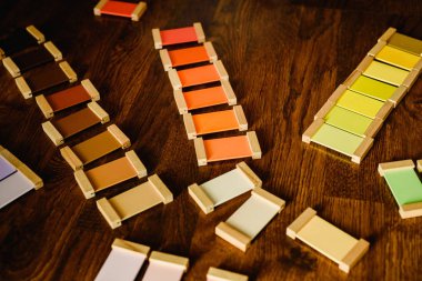 Montessori renk tabletleri ahşap zemin zemin üzerine
