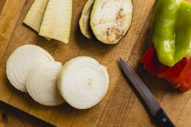 Taze sebze mutfakta bıçakla kesmek.