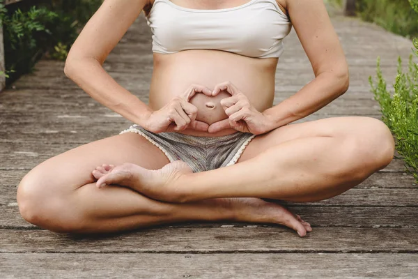 Close Barriga Mulher Grávida Acariciando Com Mãos Natureza — Fotografia de Stock