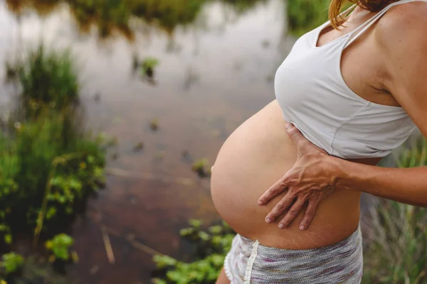 Gros Plan Ventre Femme Enceinte Caressant Avec Ses Mains Dans — Photo