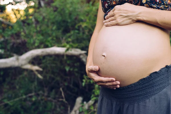 Primo Piano Della Pancia Della Donna Incinta Accarezzando Con Mani — Foto Stock