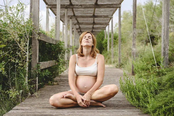 Hamile Oturma Rahatlatıcı Yoga Egzersizleri Yapıyor — Stok fotoğraf