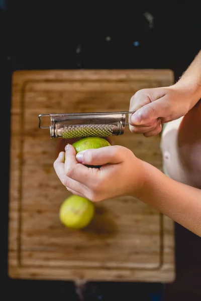 Niño Cocinando Arañando Limones — Foto de Stock