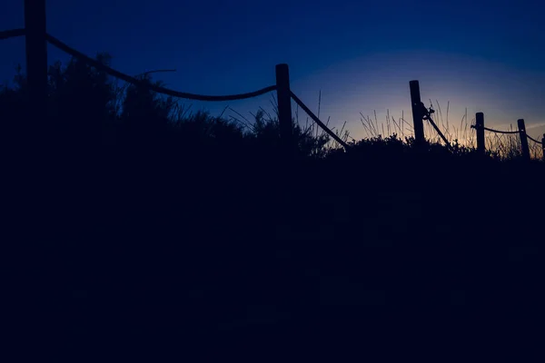 Kall Solnedgången Med Silhuetten Stranden Dunes — Stockfoto