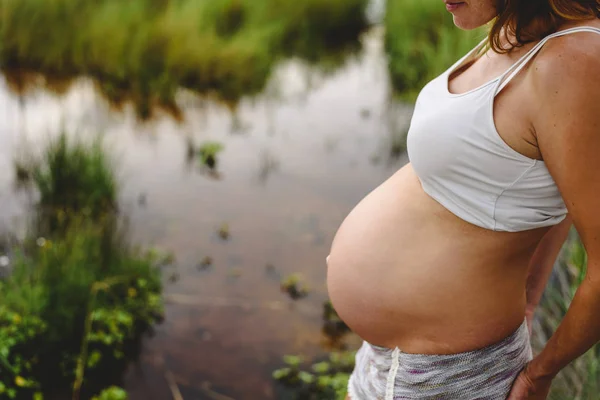 Primo Piano Della Pancia Della Donna Incinta Accarezzando Con Mani — Foto Stock