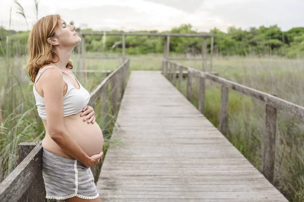 Mujer Embarazada Caminando Entre Árboles Naturaleza — Foto de Stock