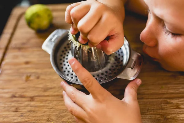 Niño Exprimiendo Jugo Limón —  Fotos de Stock