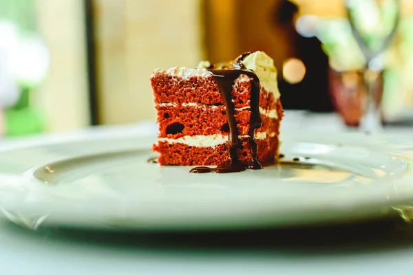 プレート 当然デザートの甘い歯のためにおいしいチョコレート ケーキ — ストック写真
