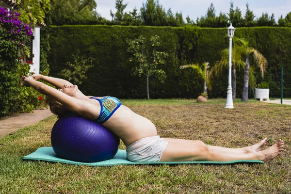 Embarazada Haciendo Ejercicios Fitness Con Una Pelota — Foto de Stock