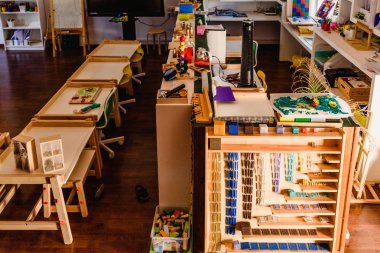 Montessori sınıf geometri ve matematik malzemelerinde