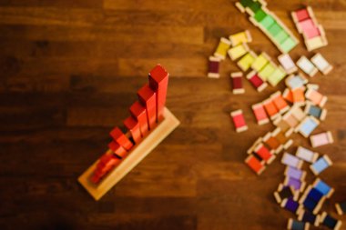 Montessori tarzı okul renkleri ve matematik için malzeme.