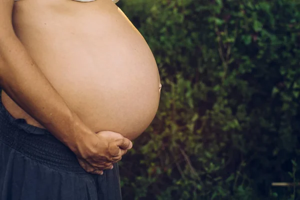 Primer Plano Del Vientre Mujer Embarazada Acariciando Con Sus Manos — Foto de Stock