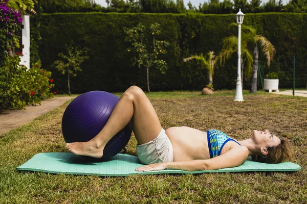 Έγκυος Ανύψωσης Μια Μπάλα Γυμναστικής — Φωτογραφία Αρχείου