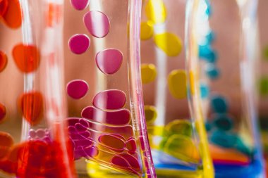 Su ve yağ renkleri damlaları ile oyuncak.