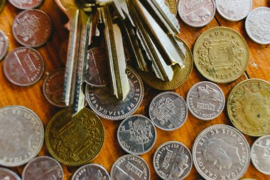 Evin anahtarları terkedilmiş İspanyol sikke yığını üzerinde