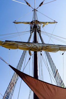 Mainmast ve bir yelkenli yelken tutmak için havai fişek alemiler.