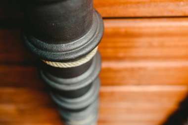 Eski demir borular için ahşap duvar bağlı arka plan